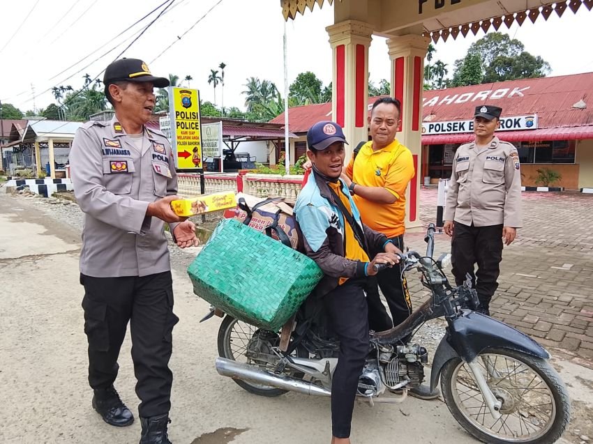 Jum'at Berkah, Polisi Bagikan Nasi Kotak Kepada masyarakat Bahorok