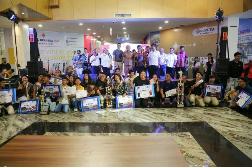Wesly Silalahi Diwakili Asisten Fidelis Sembiring Serahkan Piala Wali Kota Festival Band Rohani Kota Pematangsiantar