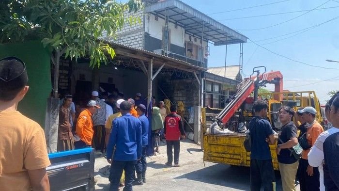 Pemakaman Berlangsung 5 Jam, Jenazah Pria 250 Kg Dievakuasi Pakai Crane
