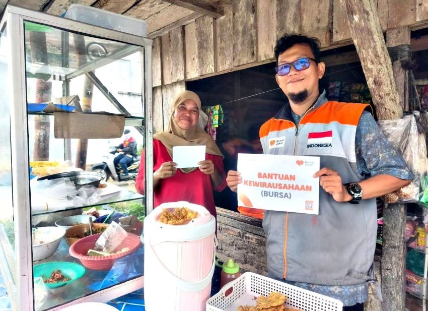 Rumah Zakat Dukung Kemandirian Ekonomi 8 Pedagang Sekolah melalui Bantuan Modal Usaha