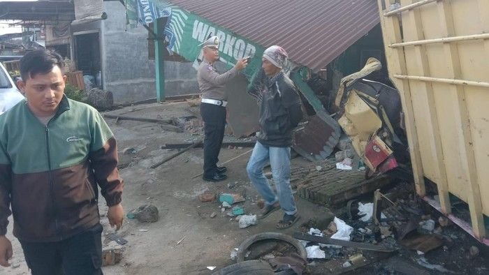 Ngerem Mendadak, Tabrakan Lalu Nabrak Rumah dan Mobil Warga, 1 Tewas