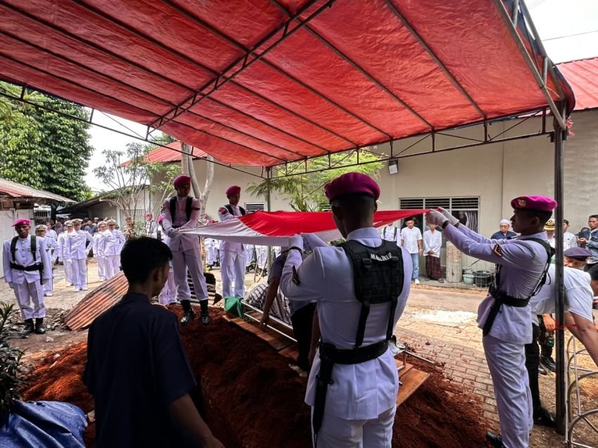 Dandema Pasmar 1 Pimpin Upacara Pemakaman Militer
