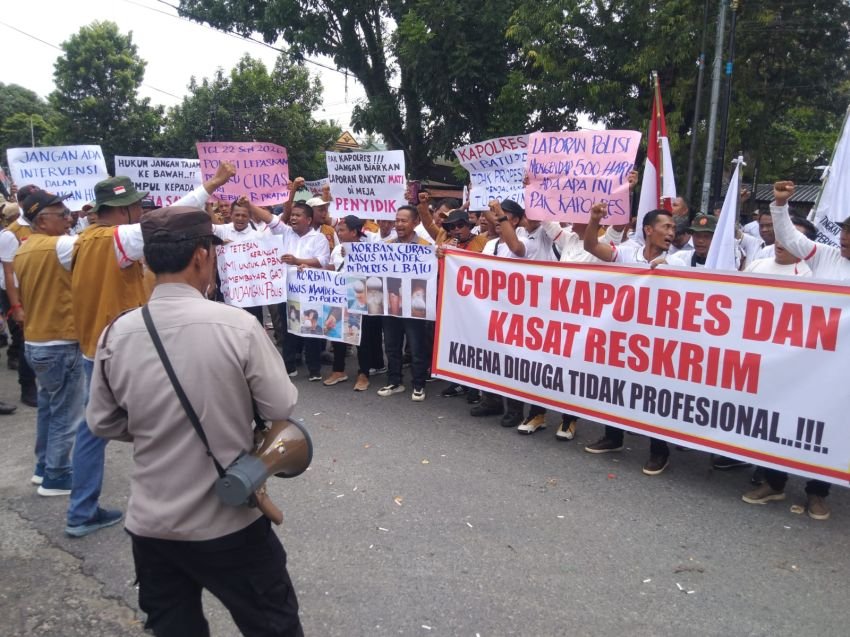500 Hari Kasus Mengendap, Ratusan Buruh PTPN IV Kepung Polres Labuhanbatu Desak Copot Kapolres