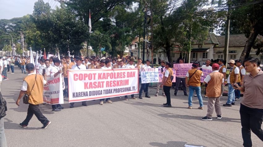 Ratusan Pekerja Sawit PTPN IV Demo Polres Labuhanbatu: Kasat Reskrim Janji Segera Tangkap Pelaku