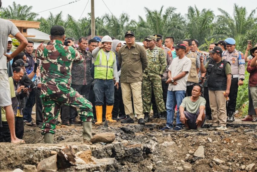 Bupati Deli Serdang Tinjau Ruas Jalan STM Hilir yang Longsor