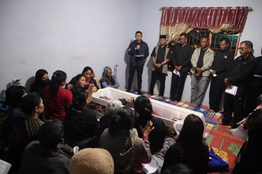 Kapolres Dairi Bersama Bhayangkari Melayat ke Rumah Duka AIPTU Herbin Silaen, Sampaikan Penghiburan untuk Keluarga