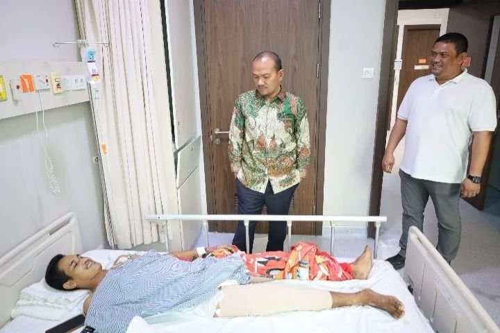 Dirawat di Medan, Wali Kota Tanjungbalai Jenguk Pekerja Dinas LH Tersengat Arus Listrik