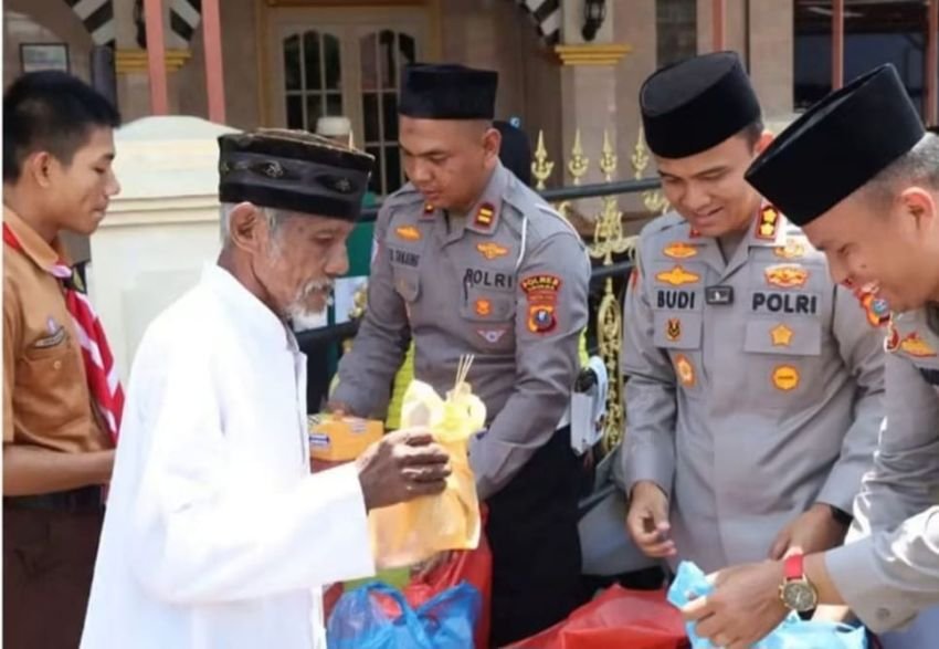 Kapolres Sibolga Bareng Personel Bagi-bagi Makanan ke Jemaah Masjid Al-Hikmah