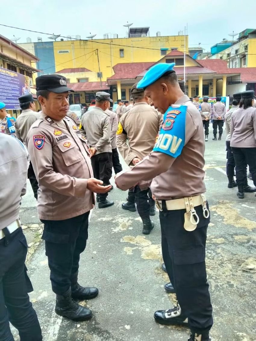 Kanit Provos Polres Pematangsiantar Cek Ponsel Personil Bebas Judi Online dan Pinjol