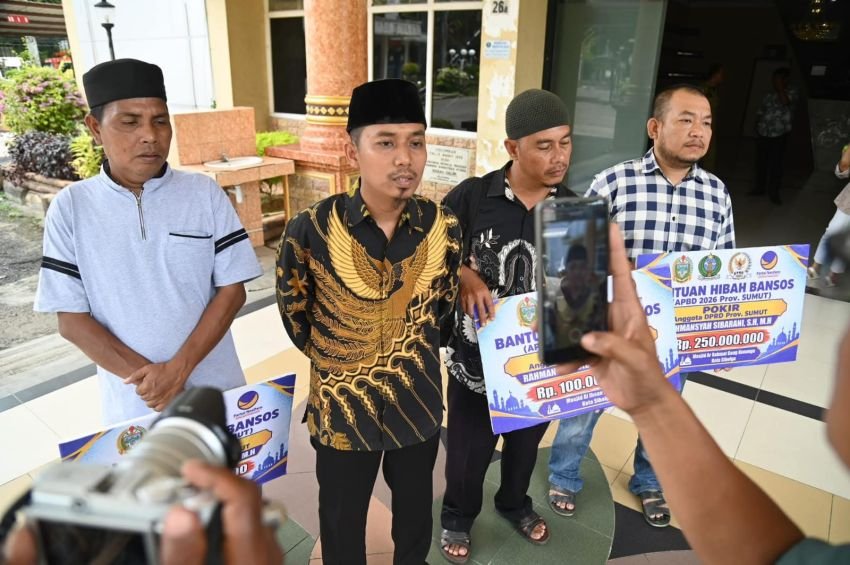 Anggota DPRD Sumut Rahmansyah Sibarani Serahkan Hibah Rp600 Juta untuk Tiga Masjid di Kota Sibolga