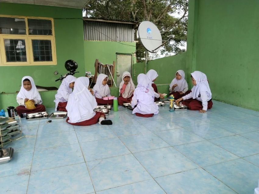 Siswa MIN 4  Dairi, Nikmati MBG dengan duduk di Lantai, Sesuai Sunnah