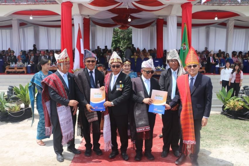 Hari Jadi ke-81 Taput Semakin Meriah, Pemkab Serahkan Beragam Penghargaan dan Bantuan