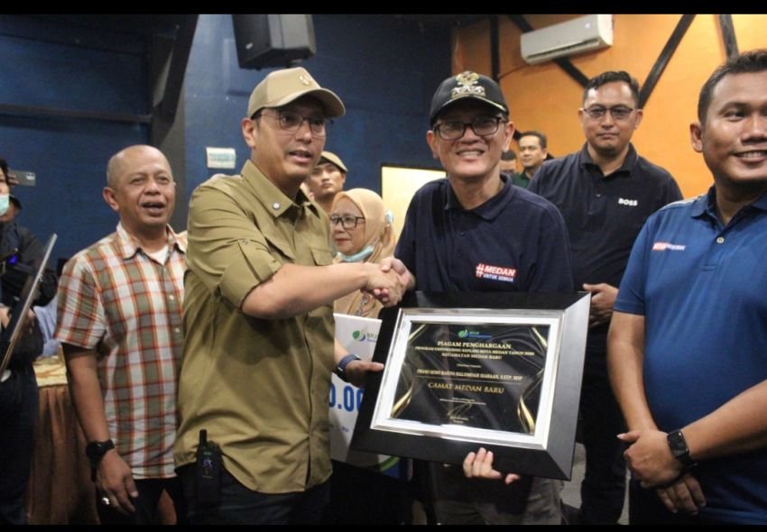 Camat Medan Baru Frans Siahaan Terima Piagam BPJS Ketenagakerjaan, Diserahkan Langsung Wali Kota Rico Waas