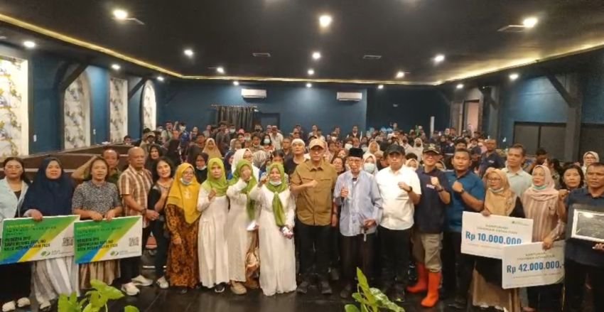 Diguyur Hujan, Rico Waas Tetap Sapa Warga Medan Baru, Serap Aspirasi hingga Berikan Santunan BPJS Ketenagakerjaan