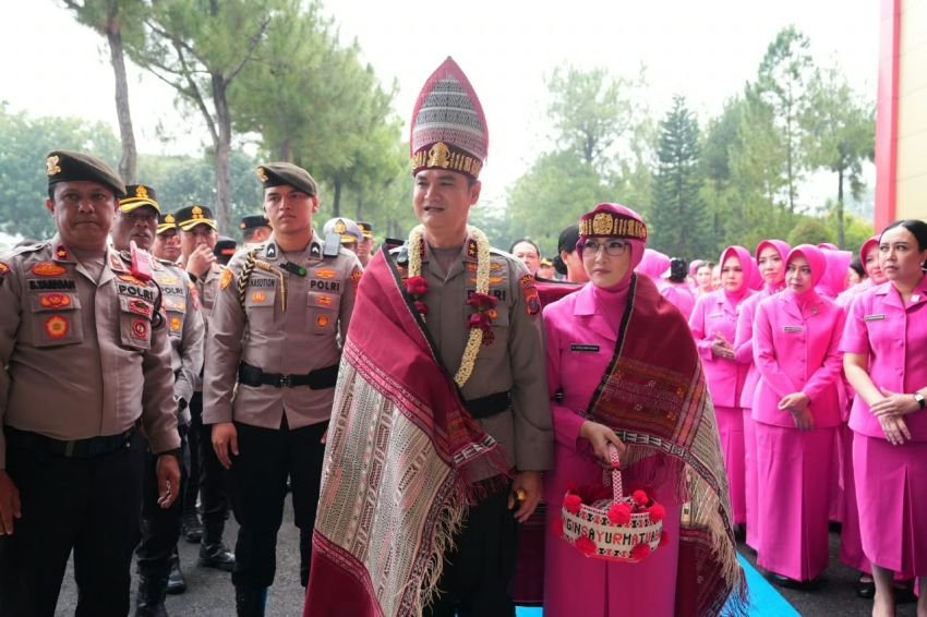 Resmi Pimpin Polda Sumut, Irjen Pol Sonny Irawan Disambut Ulos dan Tarian Tradisional