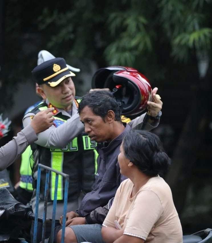 Kapolrestabes Medan Turun ke Jalan, Bagikan Helm dan Pastikan Lalu Lintas Aman