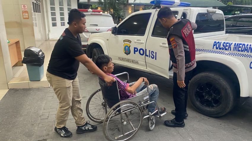 Polsek Medan Timur Bantu Warga Sesak Nafas ke RS Imelda