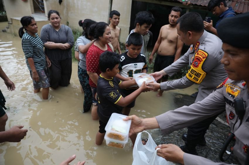 Peduli Korban Banjir, Kapolrestabes Turun Langsung Distribusikan Makanan Untuk Korban Banjir
