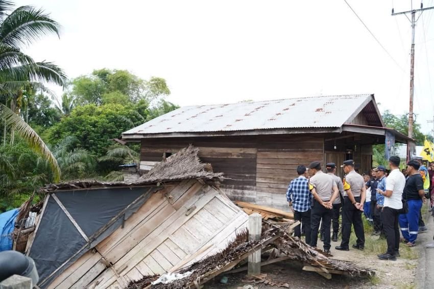 Truk Tangki Pertamina Terguling Timpa Rumah Warga di Tapian Nauli, 6 Luka-luka, Nih Identitasnya