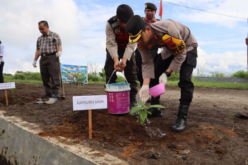 Mantap! Kapolres Dairi Bersama Warga Kompak Tanam Pohon, Wujudkan Lingkungan Hijau Lewat Program Green Policing
