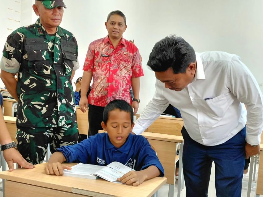 Lom Lom Suwondo Tinjau Sekolah Rakyat, Tekankan Kualitas Pembelajaran dan Pendidikan Karakter
