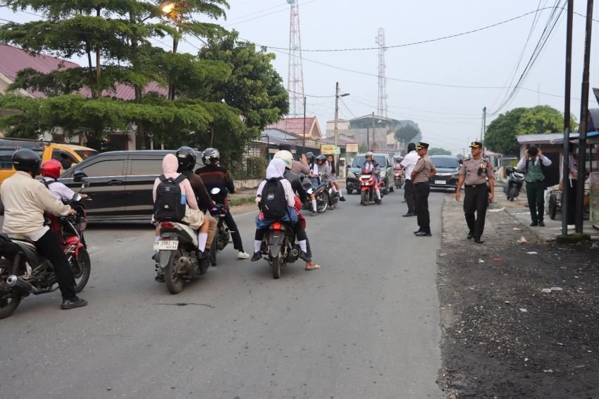 Waka Polres Dairi Arus Lalu Lintas di Sejumlah Persimpangan Jalan