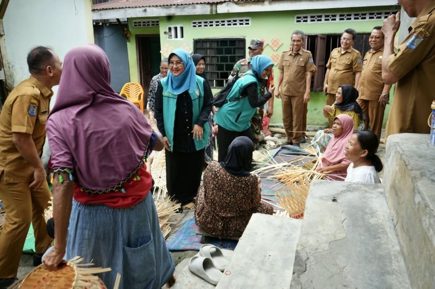 Istri Amir Hamzah Hadiri Lomba Kampung Sentra Kreatif
