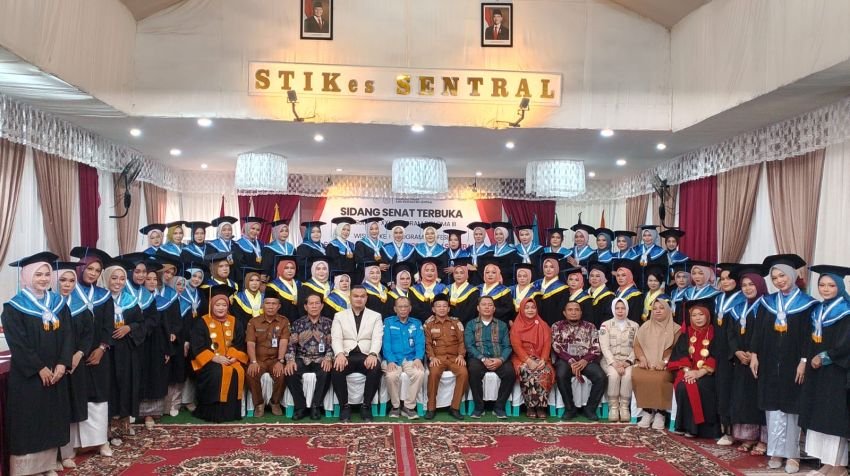 STIKes Sentral Wisuda 55 Mahasiswa, DIII Kebidanan Lolos Uji Kompetensi Nasional 100 Persen
