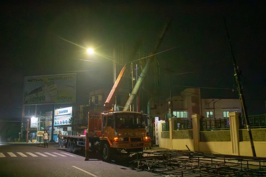 Pemko Pematangsiantar Bongkar Bangunan Reklame Tak Berizin di Jalan Sutomo Sudut Taman Makam Pahlawan