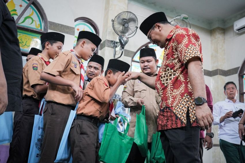 Tinjau Rehabilitasi SDN 108076 Tanjung Selamat, Bupati Disambut Antusias Siswa