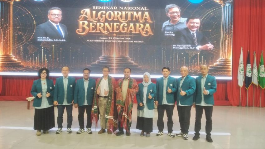 Rocky Gerung Ajak Mahasiswa Berpikir Kritis