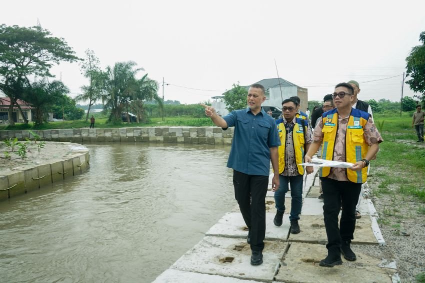 Anggota DPR RI Musa Rajekshah Tinjau Pembangunan Dinding Penahan Banjir di Tebing Tinggi