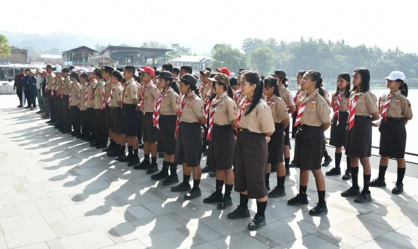 Ratusan Anggota Pramuka Bersihkan Danau Toba