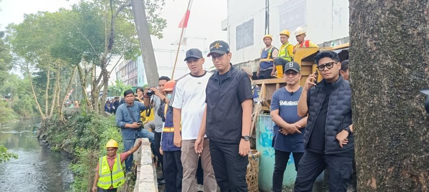 Turun Langsung ke Bantaran Sungai Sei Sikambing, Kadis SDABMBK Medan Kerahkan Alat Berat untuk Normalisasi