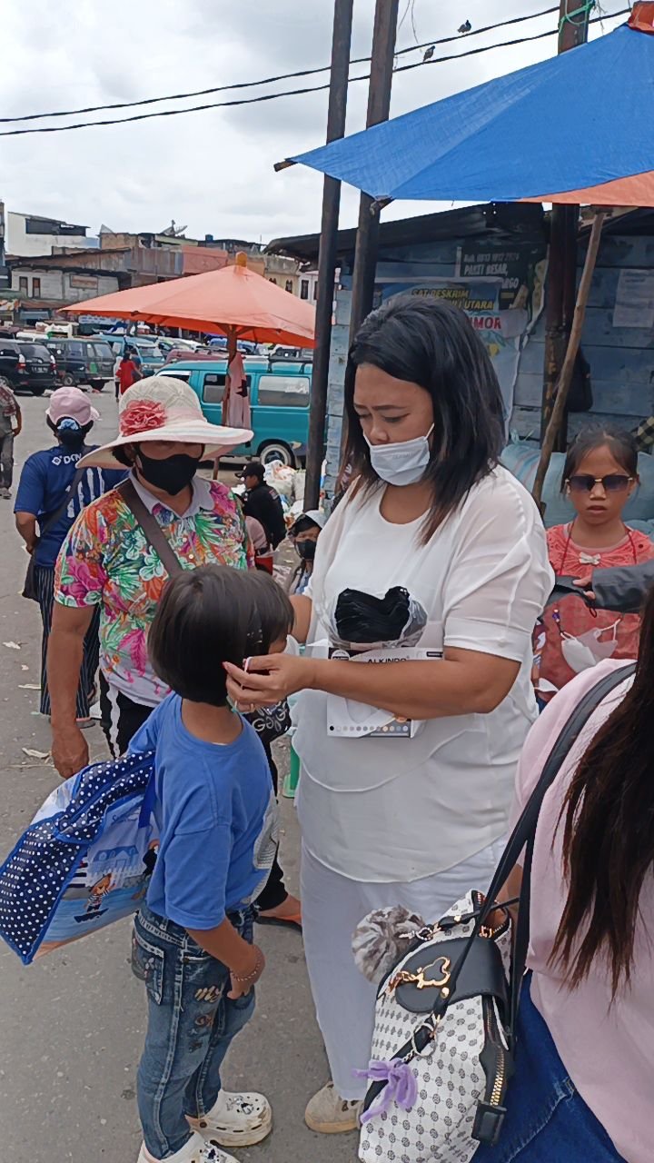 Turun Ke Jalan Bagikan 5.000 Masker dan Air Mineral